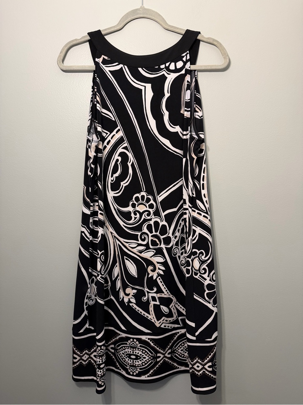 White House Black Market Black & White‎ Graphic V-Neck Shift Dress - Picture 4 of 5